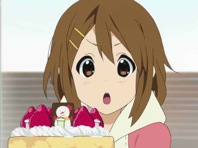 yui-and-her-k-on-cake.jpg